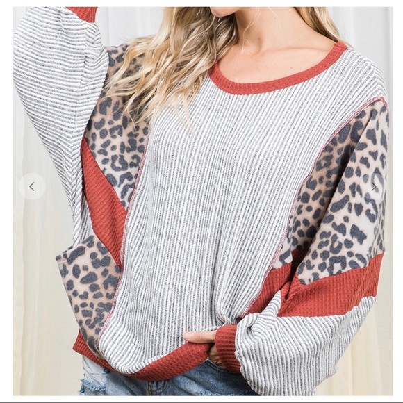 Leopard Contrast detail top w/ Pockets - Picture 6 of 6